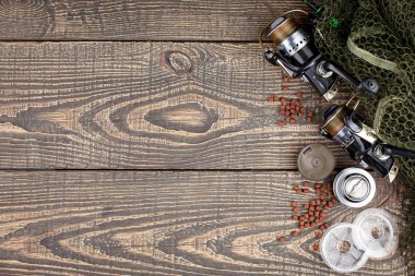 Tahta bir masada olta takımı.