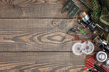 Tahta bir masada olta takımı.