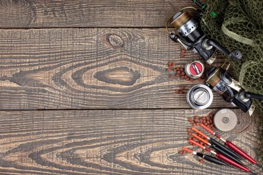 Tahta bir masada olta takımı.