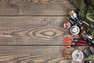 Tahta bir masada olta takımı.