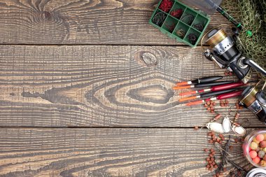 Tahta bir masada olta takımı.