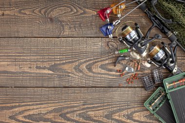 Tahta bir masada olta takımı.