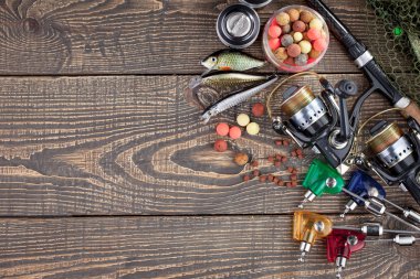 Tahta bir masada olta takımı.