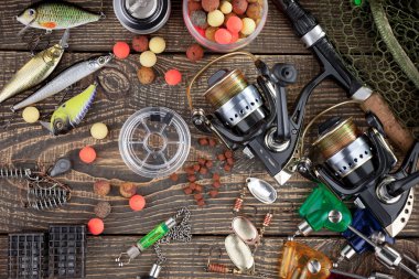 Tahta bir masada olta takımı.