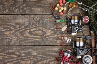 Tahta bir masada olta takımı.