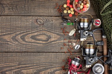 Tahta bir masada olta takımı.