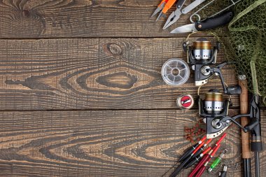 Tahta bir masada olta takımı.