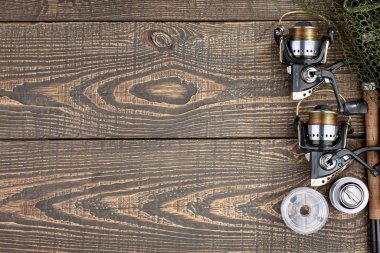 Tahta bir masada olta takımı.