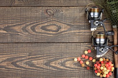 Tahta bir masada olta takımı.