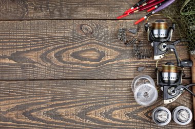 Tahta bir masada olta takımı.