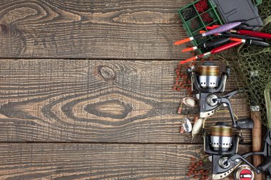 Tahta bir masada olta takımı.