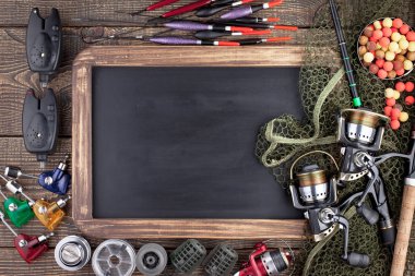 Tahta bir masada olta takımı.