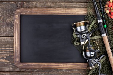 Tahta bir masada olta takımı.