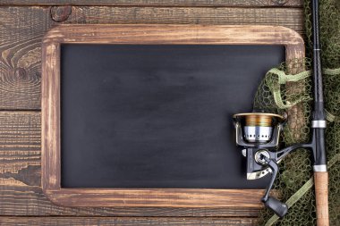 Tahta bir masada olta takımı.