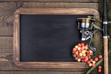 Tahta bir masada olta takımı.