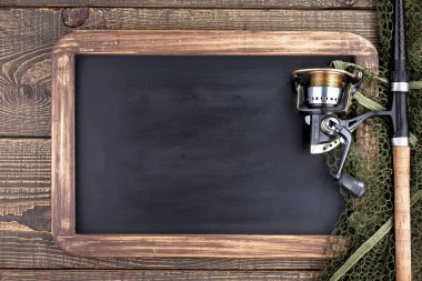 Tahta bir masada olta takımı.