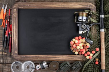 Tahta bir masada olta takımı.