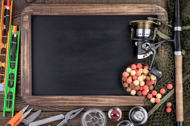 Tahta bir masada olta takımı.