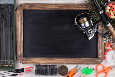 Tahta bir masada olta takımı.