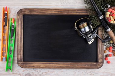 Tahta bir masada olta takımı.