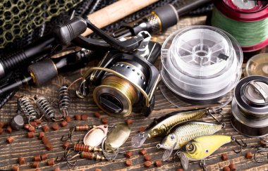 Tahta bir masada olta takımı.