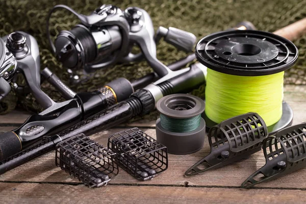 Eski bir arkaplanda dönen ve balık tutan çubuklar