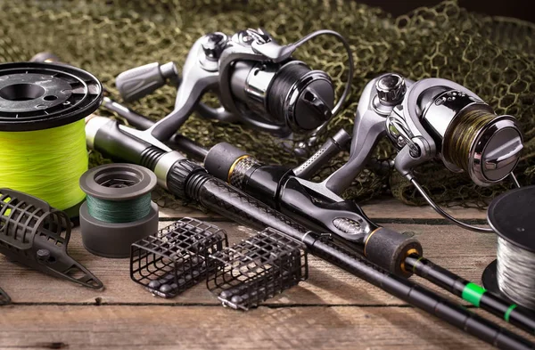 Eski bir arkaplanda dönen ve balık tutan çubuklar