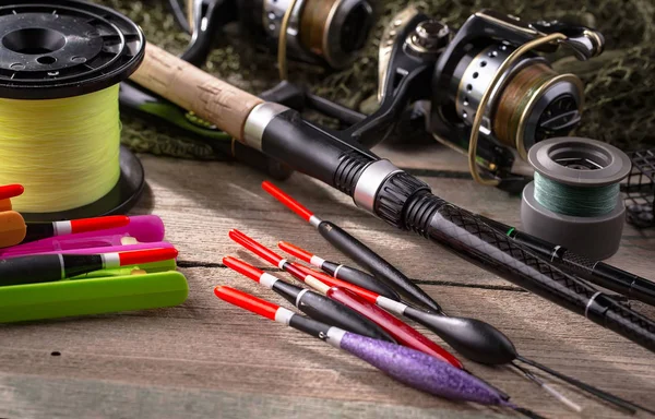 Eski bir arkaplanda dönen ve balık tutan çubuklar