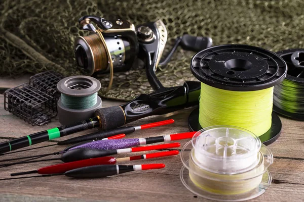 Eski bir arkaplanda dönen ve balık tutan çubuklar