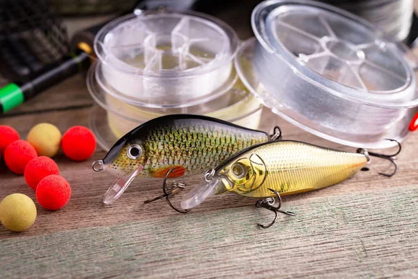 Eski bir arkaplanda dönen ve balık tutan çubuklar