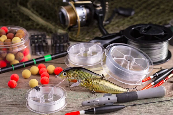 Eski bir arkaplanda dönen ve balık tutan çubuklar