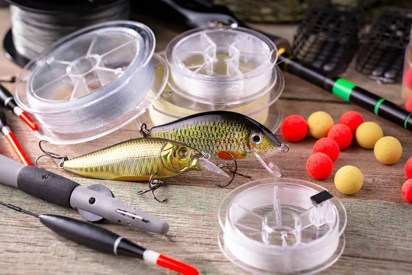 Eski bir arkaplanda dönen ve balık tutan çubuklar