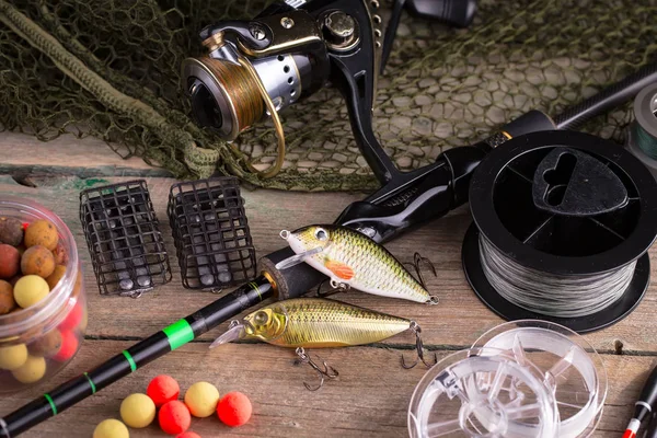 Eski bir arkaplanda dönen ve balık tutan çubuklar