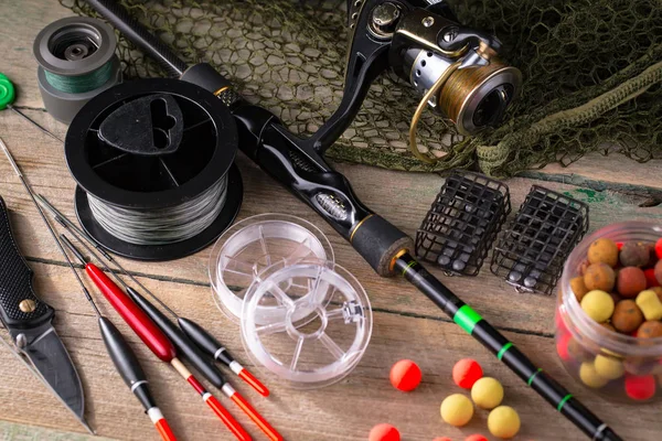 Eski bir arkaplanda dönen ve balık tutan çubuklar