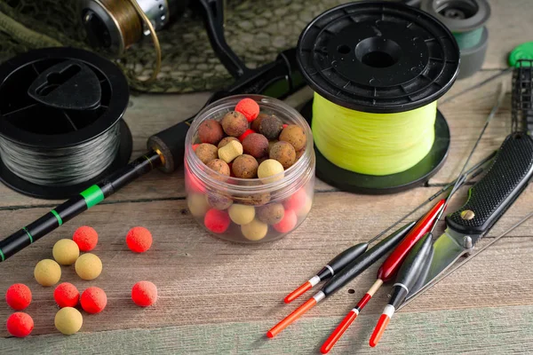 Eski bir arkaplanda dönen ve balık tutan çubuklar