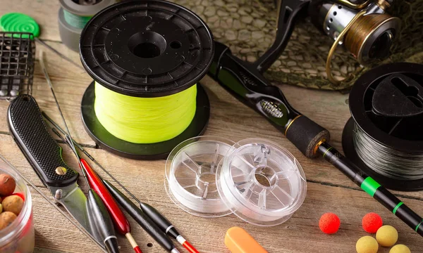 Eski bir arkaplanda dönen ve balık tutan çubuklar