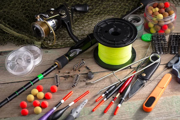 Eski bir arkaplanda dönen ve balık tutan çubuklar