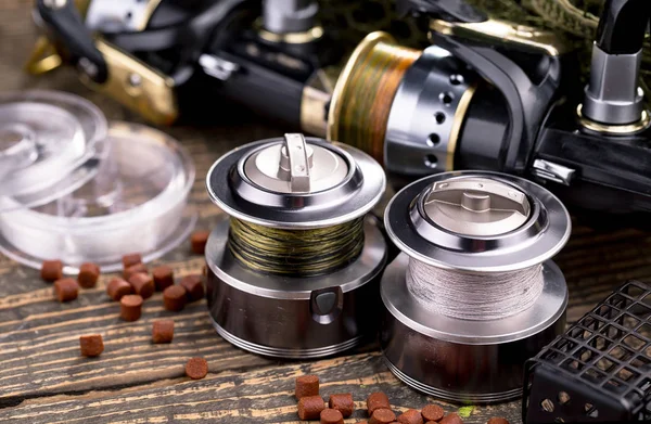 Tahta bir masada olta takımı..