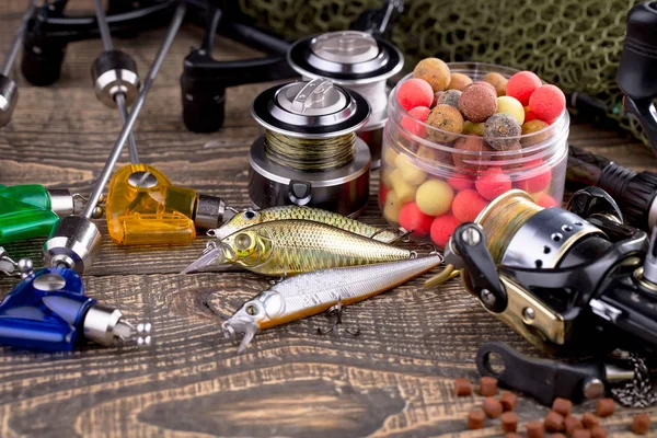 Tahta bir masada olta takımı..