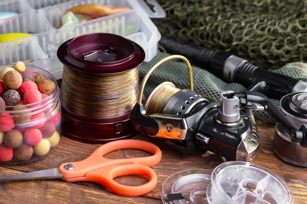 Tahta bir masada olta takımı..