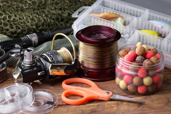 Tahta bir masada olta takımı..