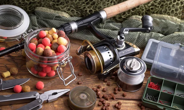 Tahta bir masada olta takımı..