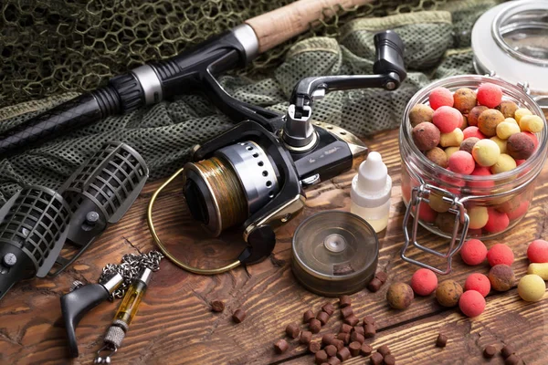 Tahta bir masada olta takımı..