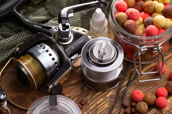 Balıkçılık çubuklar ve spinnings tablosundaki eski arka plan üzerinde balıkçılık için aksesuarlar ile kompozisyon