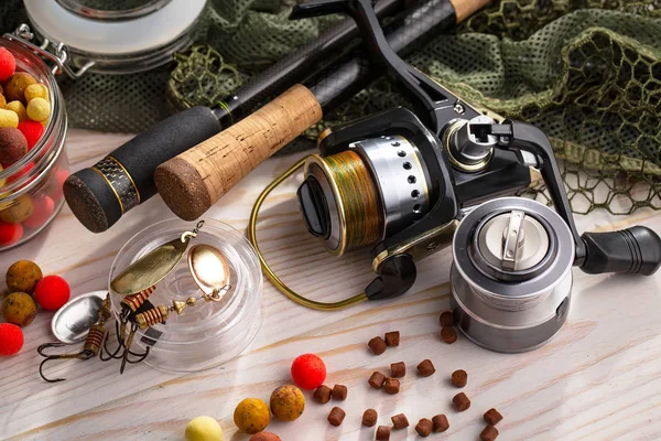 Balıkçılık çubuklar ve spinnings tablosundaki eski arka plan üzerinde balıkçılık için aksesuarlar ile kompozisyon