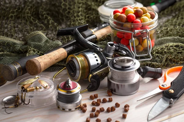 Balıkçılık çubuklar ve spinnings tablosundaki eski arka plan üzerinde balıkçılık için aksesuarlar ile kompozisyon