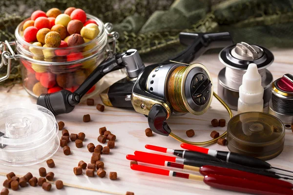 Balıkçılık çubuklar ve spinnings tablosundaki eski arka plan üzerinde balıkçılık için aksesuarlar ile kompozisyon