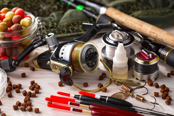 Balıkçılık çubuklar ve spinnings tablosundaki eski arka plan üzerinde balıkçılık için aksesuarlar ile kompozisyon