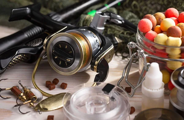 Balıkçılık çubuklar ve spinnings tablosundaki eski arka plan üzerinde balıkçılık için aksesuarlar ile kompozisyon