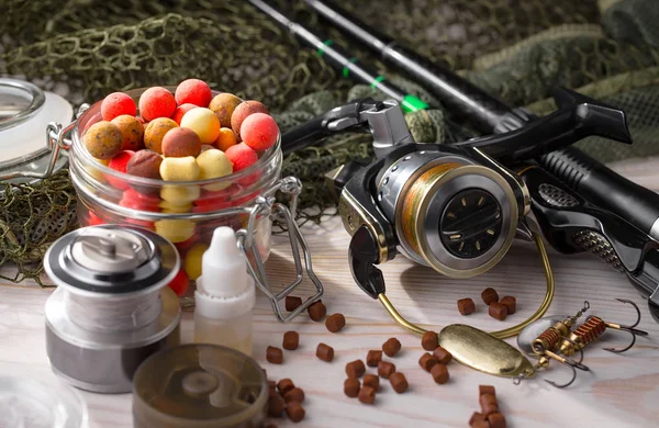 Balıkçılık çubuklar ve spinnings tablosundaki eski arka plan üzerinde balıkçılık için aksesuarlar ile kompozisyon